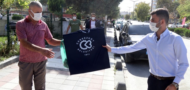 KIZILPINAR MERKEZ CAMİİ'NDE SECCADE DAĞITIMI YAPILDI